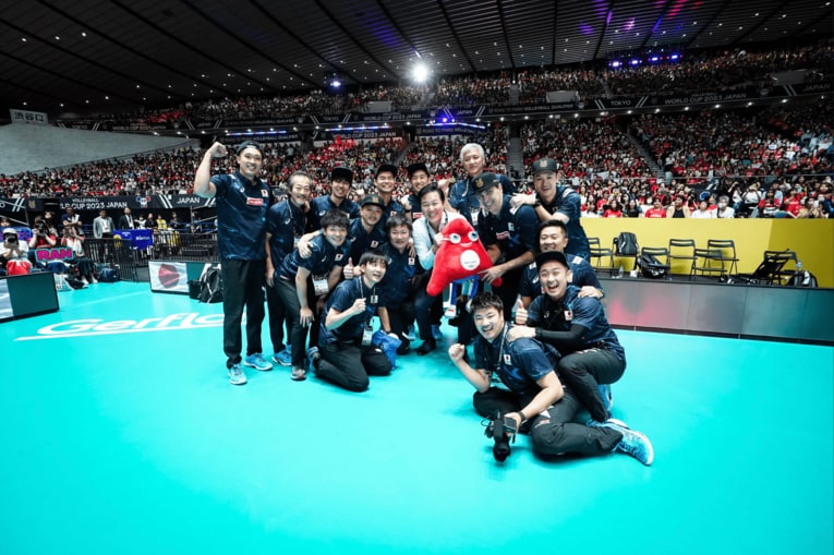 スタッフでの集合写真。戦っていたのは選手たちだけではない　©︎FIVB