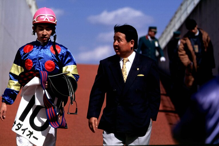 レース後、師匠の北橋修二調教師と　©Keiji Ishikawa