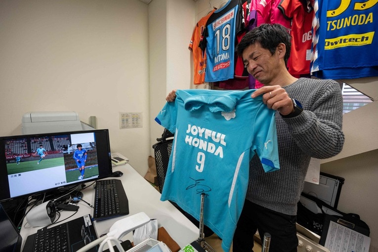 海外メディアから三笘に関する取材を受ける小井土監督　©︎AFP/AFLO