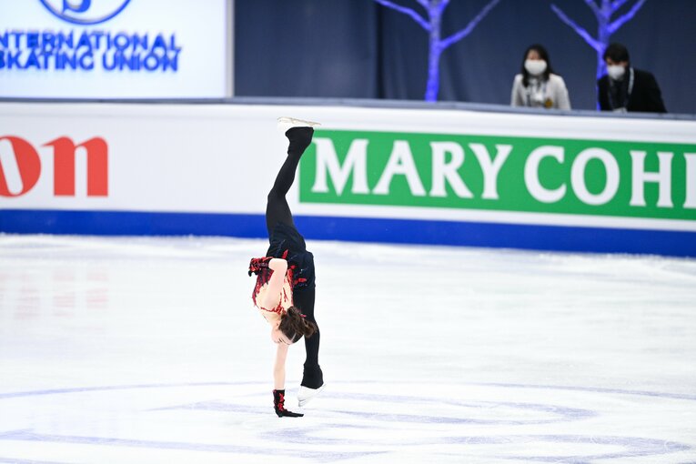 2021年3月の世界選手権SP、側転を披露する紀平　©Asami Enomoto