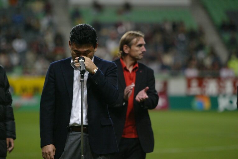 写真は2005年11月、J2降格が決まり、試合後のセレモニーで涙を流した三木谷氏　©J.LEAGUE