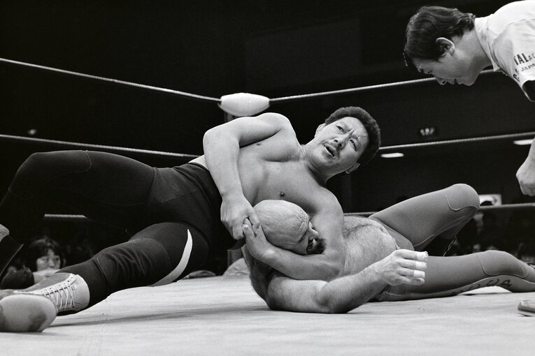 1982年、全日本プロレス。得意のヘッドロックを極める小鹿