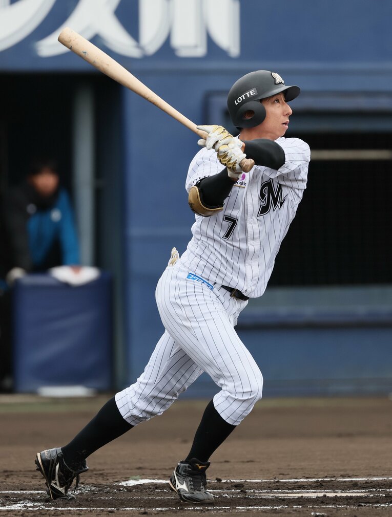 12球団合同トライアウトで二塁打を放つ福田秀平　©︎JIJI PRESS