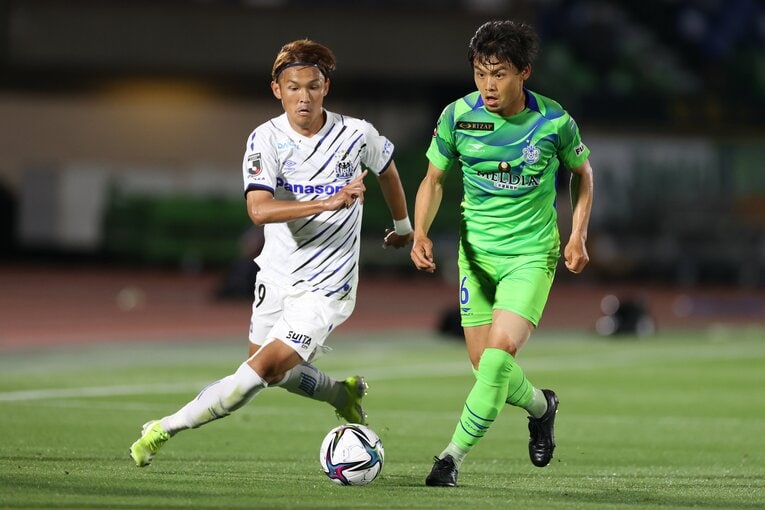 自陣で岡本拓也を追う宇佐美