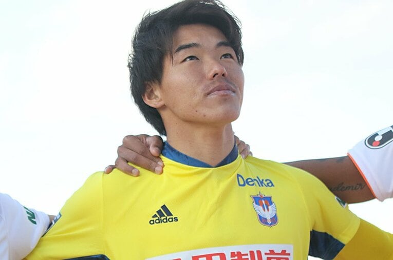 開幕戦の完封勝利に貢献した新潟GK小島。東京五輪も見据えながらも、まずはレギュラー定着とJ1昇格に照準を当てている。 ／ photograph by Takahito Ando