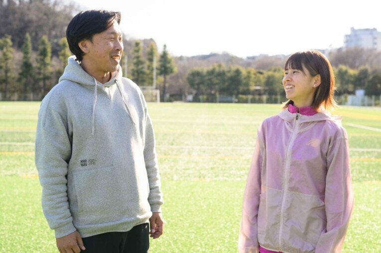 不破聖衣来という大きな才能と向き合う拓殖大女子陸上部の五十嵐利治監督（左） ／ photograph by Asami Enomoto