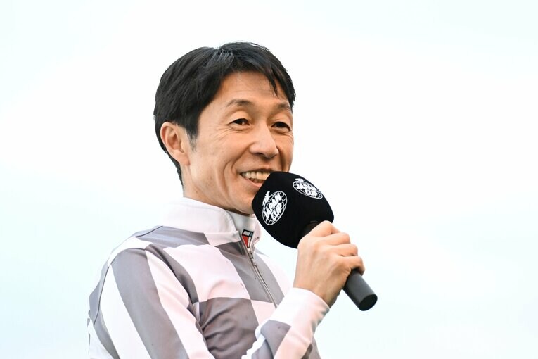 笑顔で優勝騎手インタビューに応じる武豊　©Keiji Ishikawa