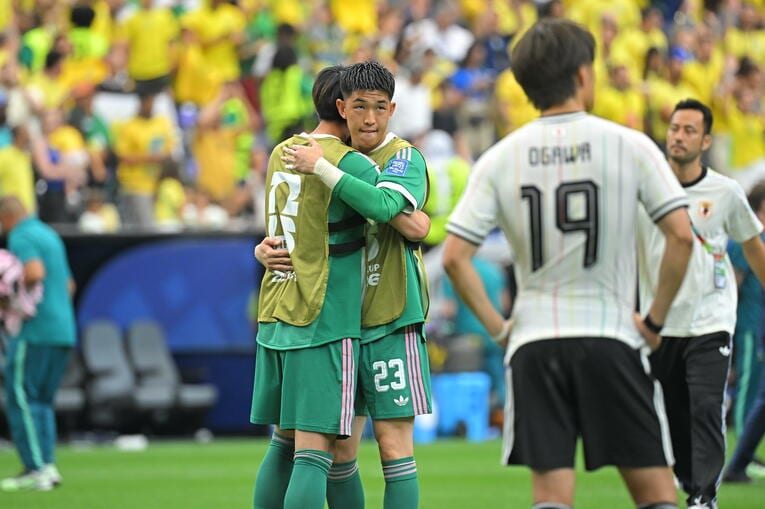 敗退後、固く抱き合った早川と大迫。出番はなかったがチームをサポートし続けた2人の絆に言葉はいらない　©Takuya Kaneko/JMPA