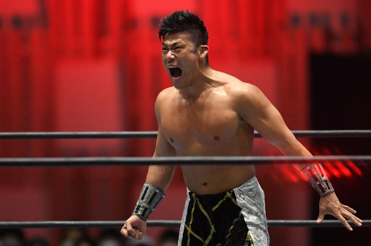 髭を剃り落とし、黒髪になったSANADA