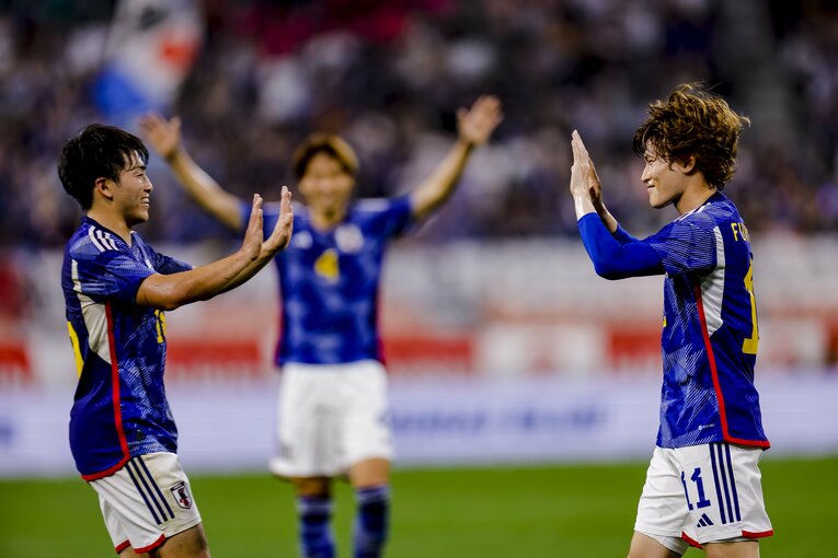 ハイタッチする相馬勇紀と古橋亨梧　©Kiichi Matsumoto