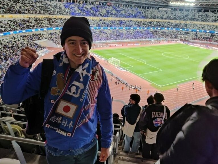 国立で嬉しそうなボンテンポ記者　※本人提供