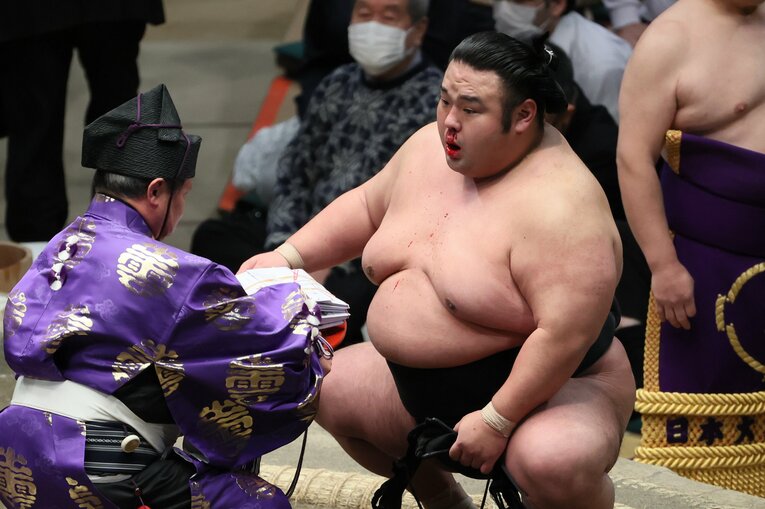 13日目、阿武咲との一番で流血したまま勝ち名乗りを受ける貴景勝　©JIJI PRESS