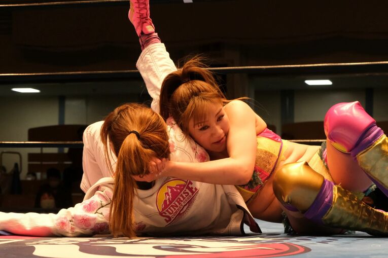 アイスリボン後楽園ホール大会　チェリー（左）と雪妃真矢　(C)Norihiro Hashimoto