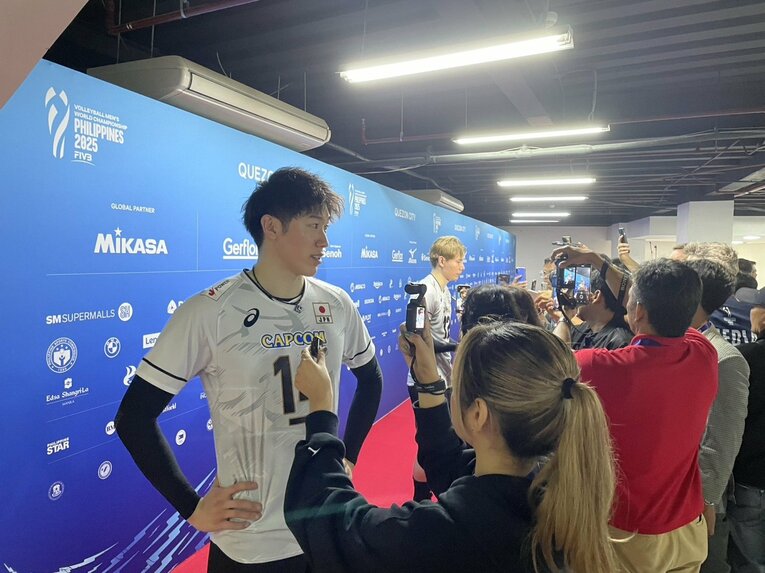 カナダ戦後のミックスゾーン。開催国のフィリピンメディアも日本代表に大きな期待を寄せていた（筆者撮影）