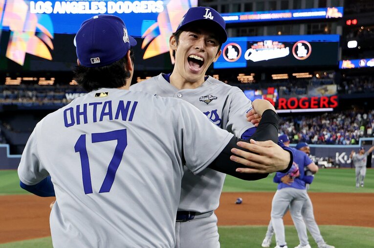 ワールドシリーズ2連覇を達成し、大谷翔平と抱き合う佐々木朗希 ／ photograph by Getty Images