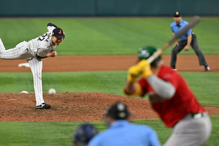 WBC準決勝のメキシコ戦。山本由伸をリリーフして1死一、三塁のピンチで登板した湯浅の渾身の投球（4/4枚）　©︎Naoya Sanuki