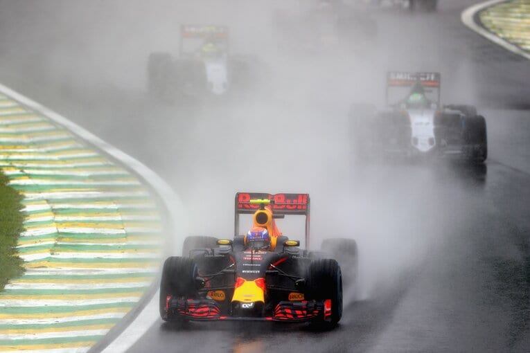雨中で圧倒的な走りを披露した2016年ブラジルGPのフェルスタッペン　©Getty Images