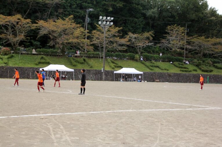 カウンターに備えるキャプテンだが、相手が4人も残っている ／ photograph by Satoshi Shigeno