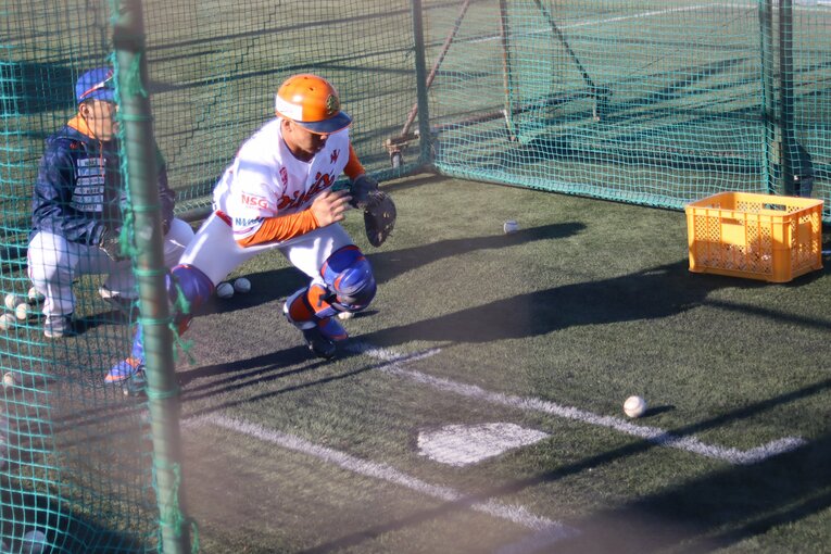 バント処理の練習をする中澤 ©Kou Hiroo