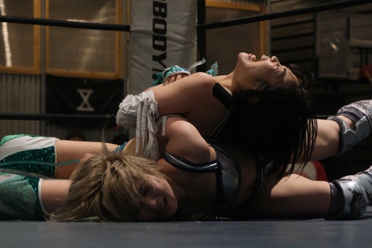 「他では見られない安納サオリだった」人気女子レスラー“3試合出ずっぱり”の凱旋興行に密着「体重が4kg減って…そりゃそうですよね」(42)