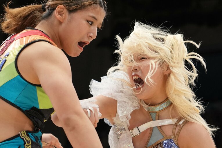 山岡聖怜に気迫を見せるビクトリア弓月　©Masashi Hara