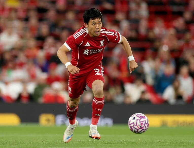 リバプールの新ユニフォームを着用してプレシーズンマッチに出場する遠藤航　©︎Carl Recine/Getty Images