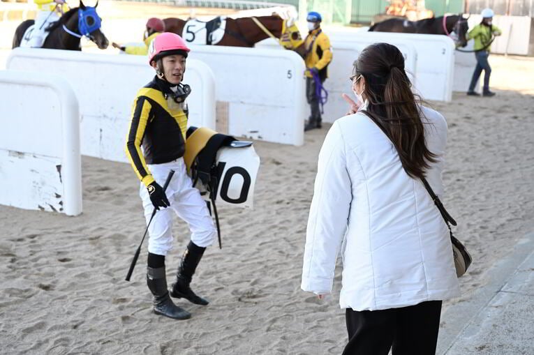 張田昂騎手とやりとりをする平山調教師　©Keiji Ishikawa