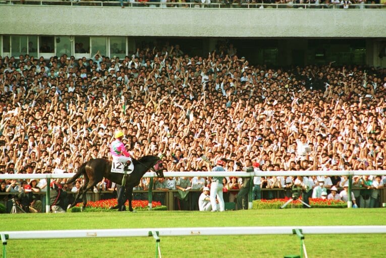 写真は史上最多の19万6517人を集めた1990年の日本ダービー。アイネスフウジンが逃げ切った　©Sankei Shimbun