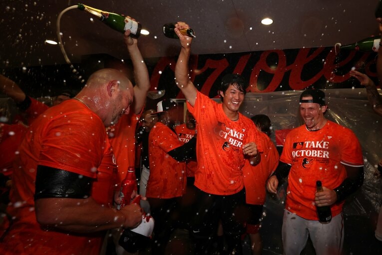 昨年9月、オリオールズでの藤浪。ポストシーズン進出を決め、シャンパンファイトで笑顔を見せた　©Getty Images