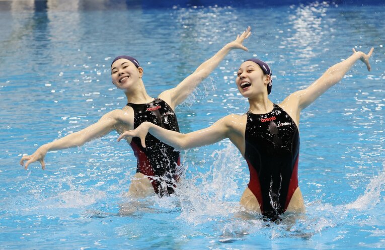 比嘉もえ（右）と佐藤友花　©JIJI PRESS