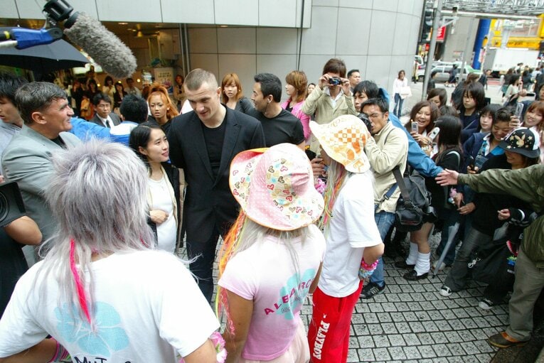 2004年、テレビ番組のロケで渋谷の若者たちと交流するミルコ　©Susumu Nagao