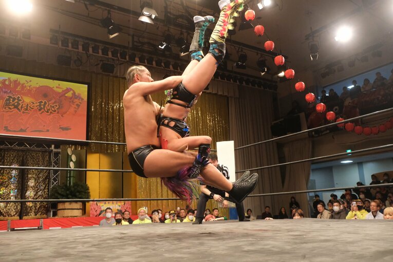 最後は鈴木のゴッチ式パイルドライバーで3カウント