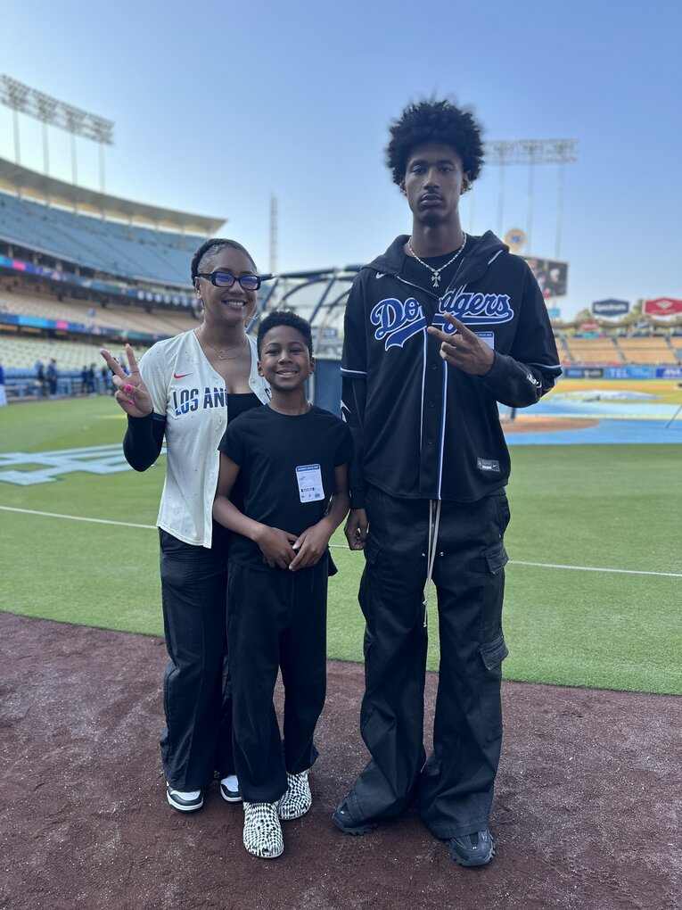 ドジャースの試合を観戦（写真／家族提供）