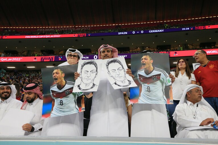 エジルの肖像画を掲げる人たち　©Kazuo Fukuchi/JMPA