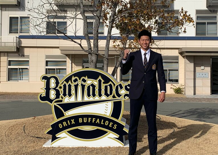 青濤館の前で写真撮影に応じる曽谷　©︎Noriko Yonemushi