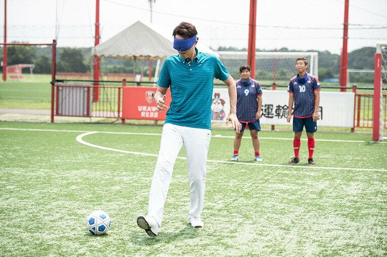 アイマスクさえかければ誰でも体験できるブラインドサッカーだが……見えない恐怖と戦う松岡修造さん。 ／ photograph by Yuki Suenaga