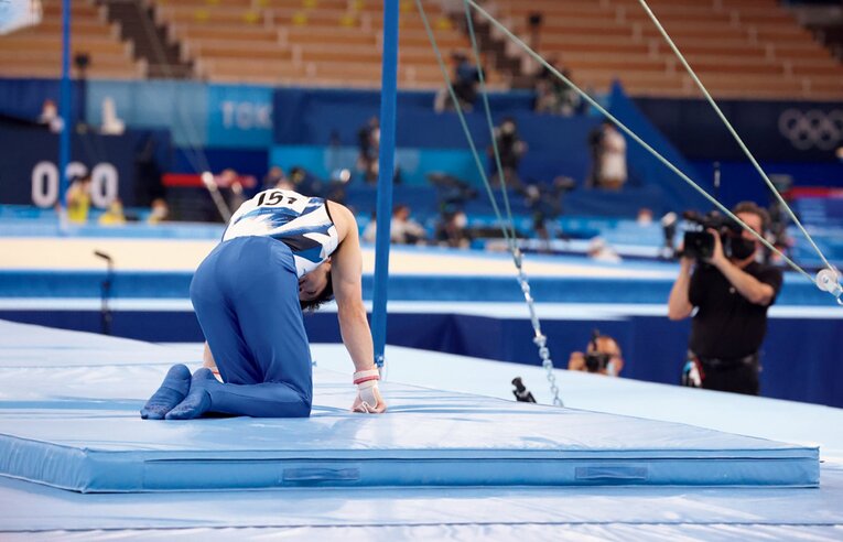 鉄棒一本に絞って出場した東京五輪では、ひねり技でまさかの落下　©︎Homare Doi / JMPA