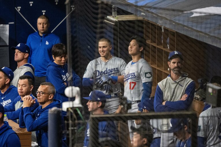 ベンチの様子（多数）　©Nanae Suzuki