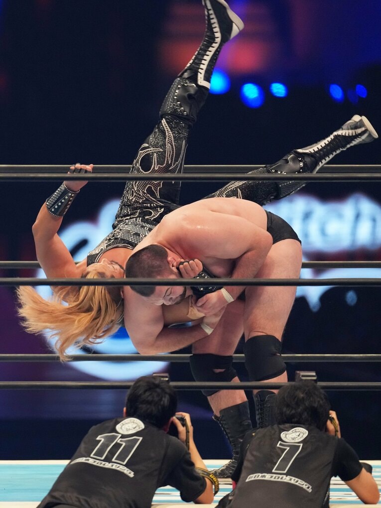 EVILを投げるウルフアロン　©Essei Hara