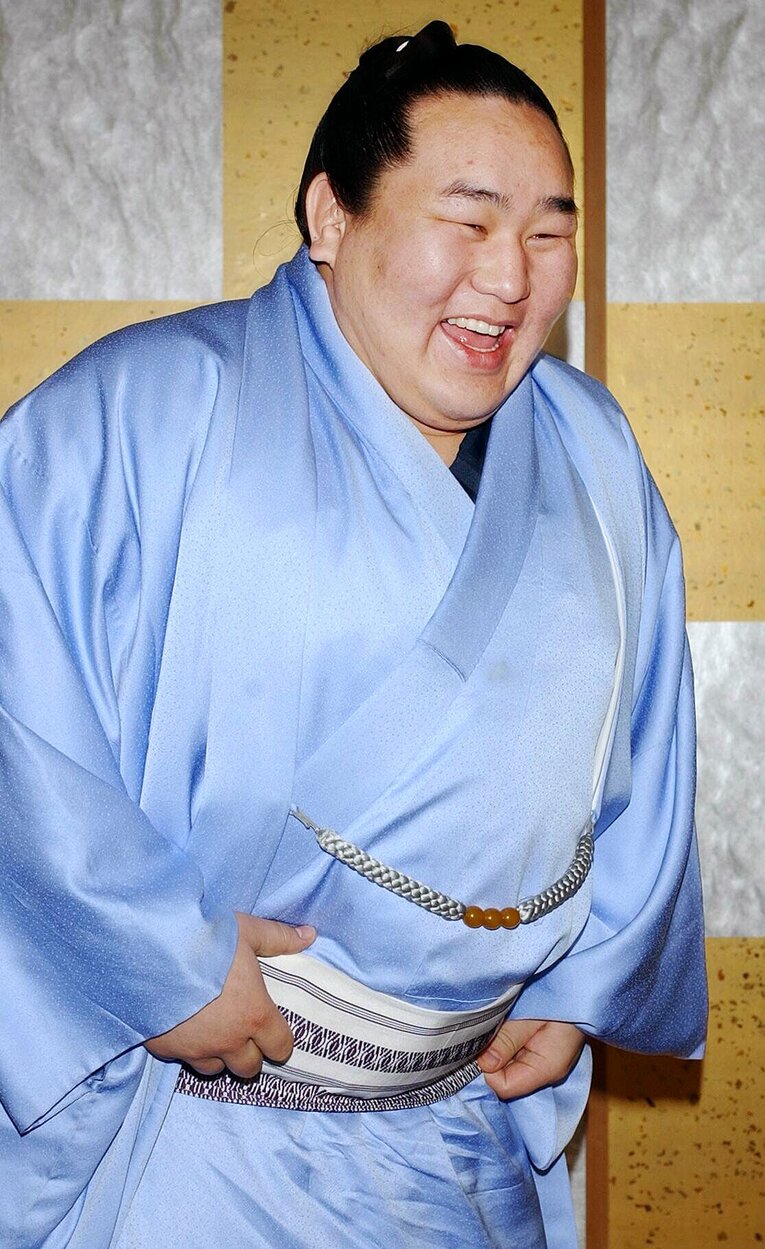 横綱審議会の横綱推挙を受けて、笑顔で記者会見に臨む朝青龍　©JIJI PRESS