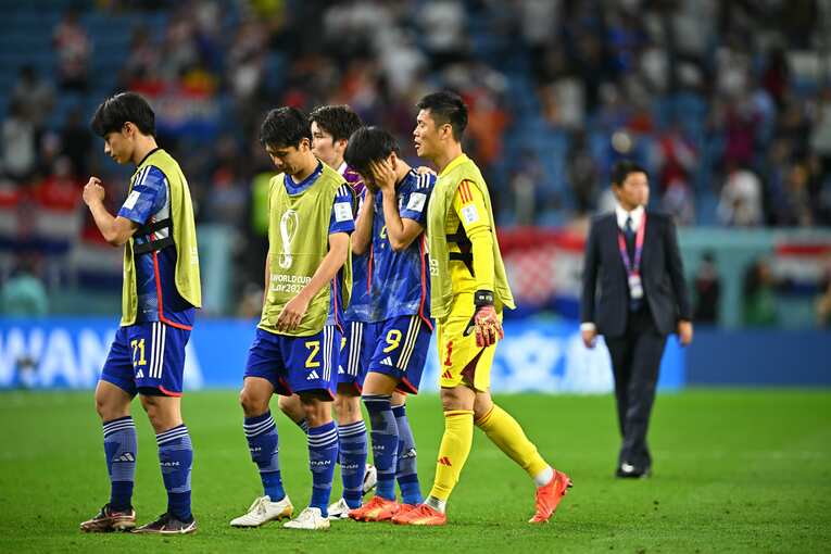 三笘薫に声をかける川島永嗣　©Takuya Kaneko/JMPA