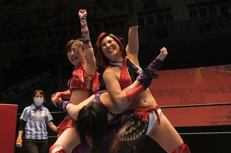 3.20後楽園ホール大会にてアイスリボン久々の参戦となった志田光（右）と、同期で選手代表も務める藤本つかさ ／ photograph by Norihiro Hashimoto