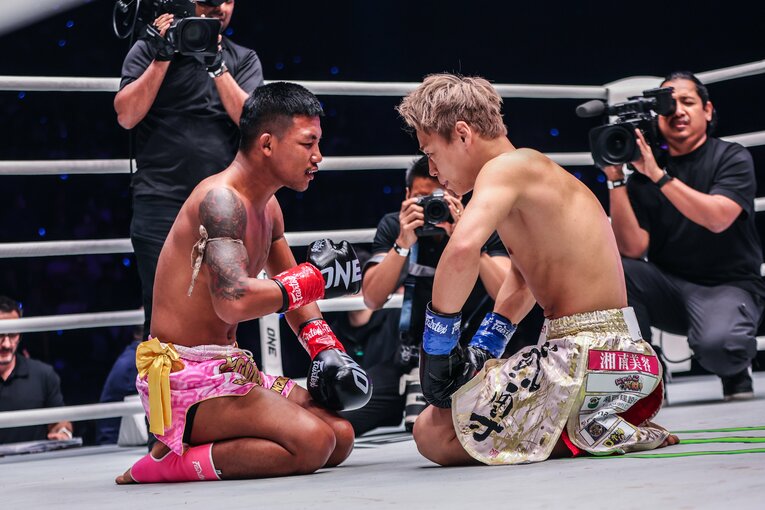 ロッタンに礼をする武尊　©ONE Championship