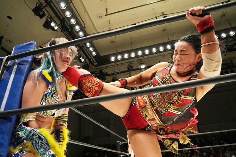 ウナギ・サヤカに強烈なハイキックを見舞う里村明衣子　©Essei Hara