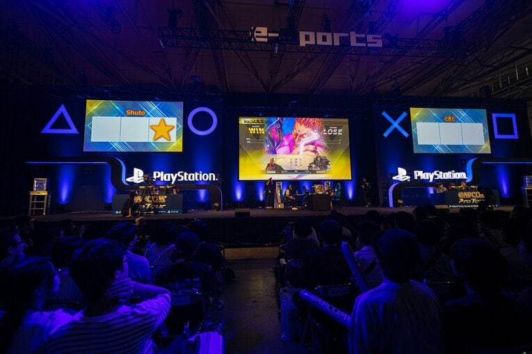 CAPCOM Pro Tour 2019 アジアプレミア決勝。中央右に座るのがときど