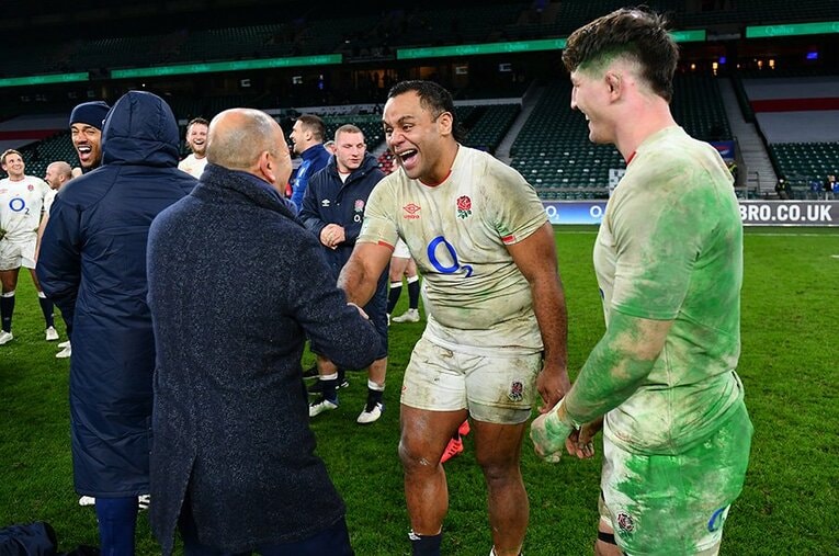 激闘の末、オータムネーションズを制したイングランド代表。エディー・ジョーンズHCは功労者ブニポラを笑顔で迎えた ／ photograph by Getty Images