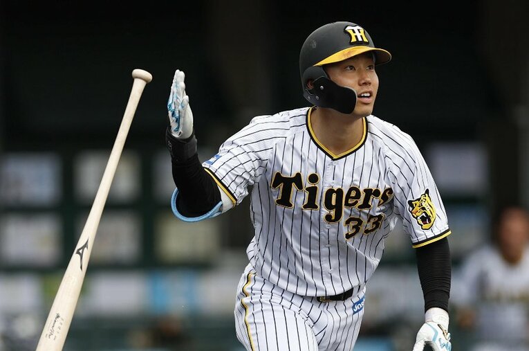 阪神・糸原健斗内野手。明治大卒業後、ENEOSで活躍。2016年ドラフト5位指名で阪神に入団 ／ photograph by KYODO