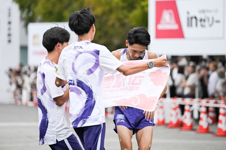 チームメイトに迎えられる駒澤・篠原　©Nanae Suzuki