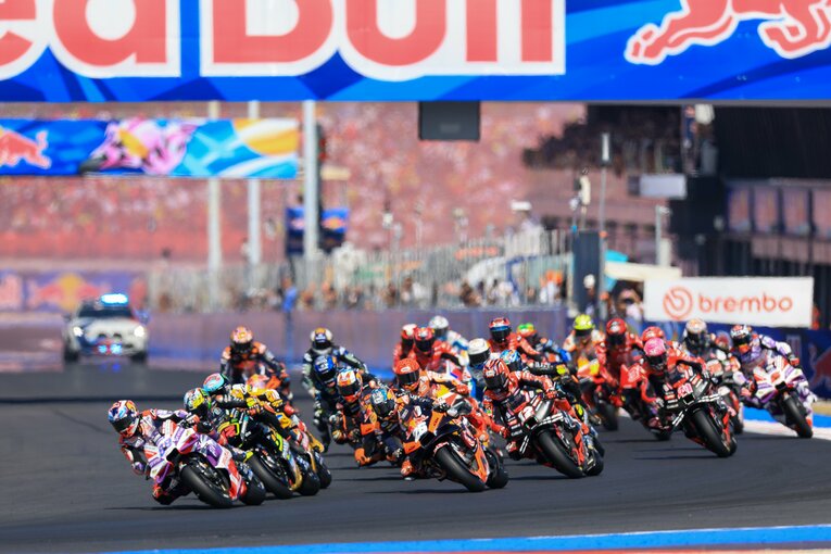 サンマリノGPのスタートシーン。26番のペドロサはすでに上位につけている　©Satoshi Endo