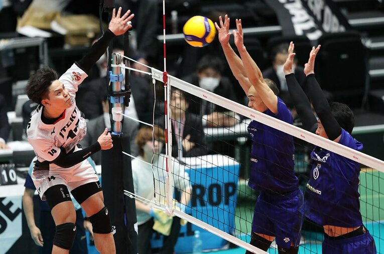 無観客試合で行われたV1リーグ男子ファイナルは、西田有志擁するジェイテクトがフルセットの激戦を制した。 ／ photograph by V.LEAGUE